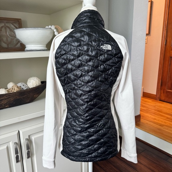 Women’s North Face Jacket - Picture 2 of 11